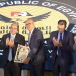 مسؤولو الشركتين والببورصة وهيئة الرقابة المالية المصرية خلال توقيع اتفاق شراء شههادات خفض انبعاثات الكربون