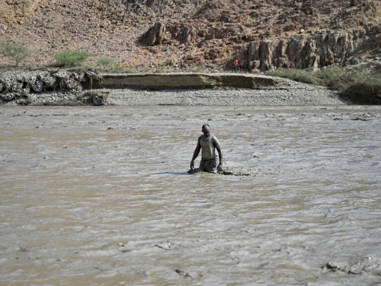 آثار انهيار سد أربعات السوداني