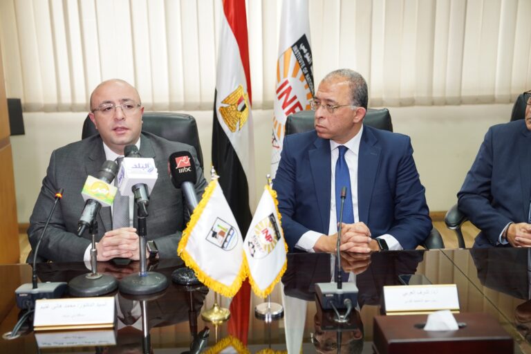 غنيم والعربي خلال فعالية توقيع اتفاق دراسة جدوى المنطقة الاستثمارية للنباتات الطبية والعطرية في بني سويف المصرية